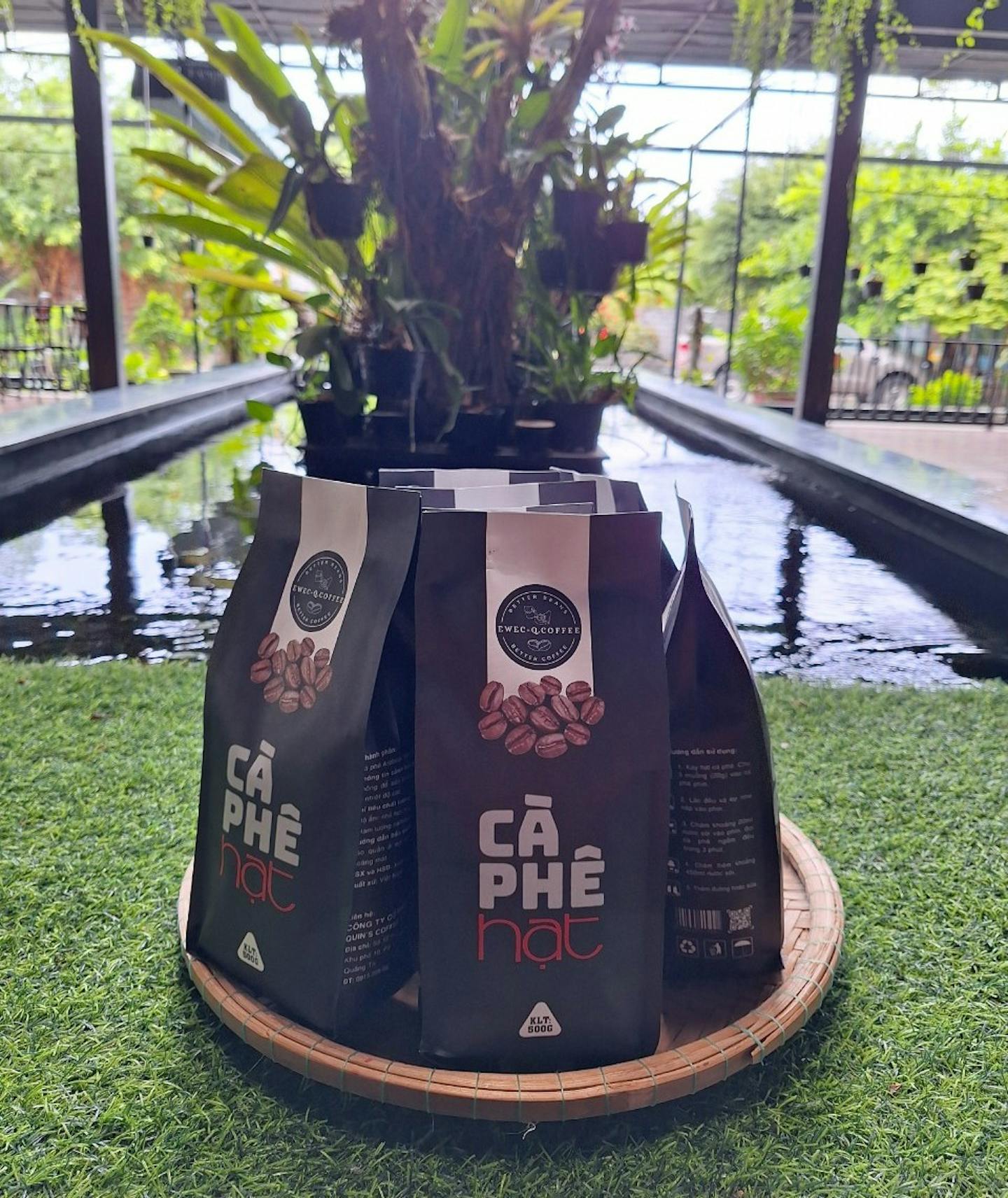 ba túi cà phê với nhãn hiệu EWEC-Q COFFEE và CÀ PHÊ HẠT